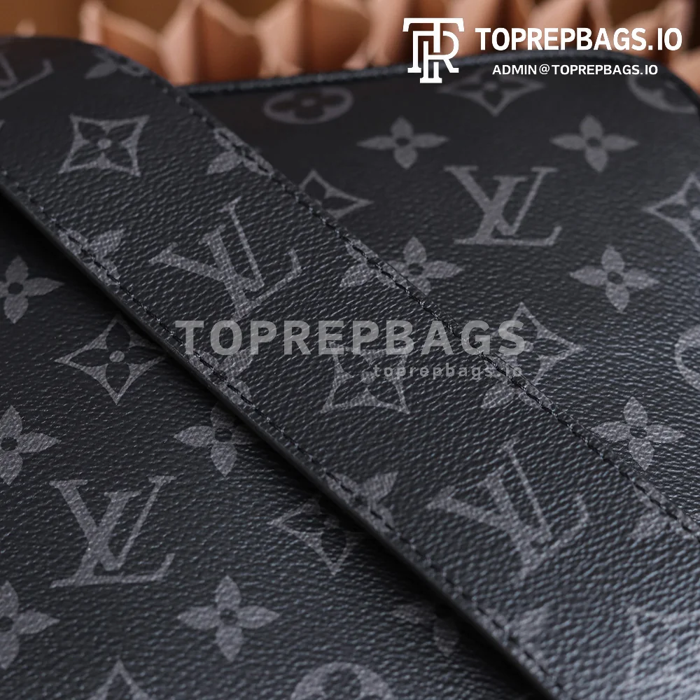 a1626423829706_8313 Louis Vuitton Outdoor Messenger in Black