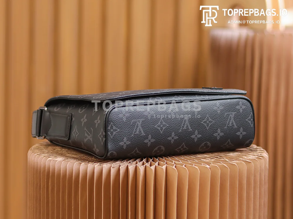 a1627890194571_0488 Louis Vuitton District PM Messenger in Black