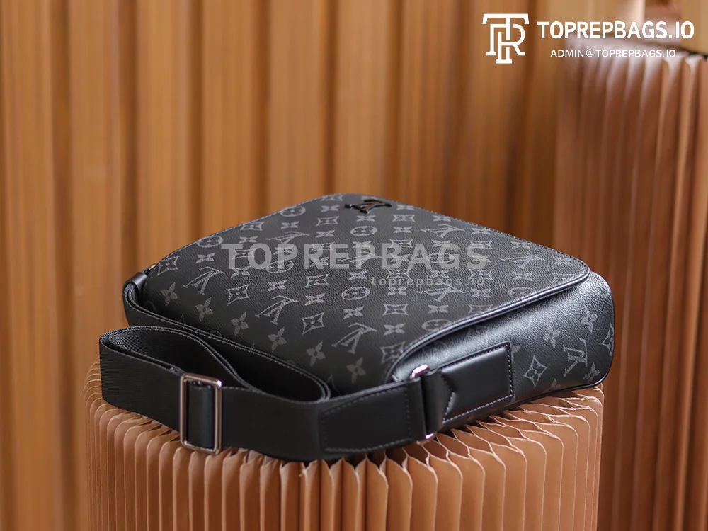 a1627890194572_6872 Louis Vuitton District PM Messenger in Black