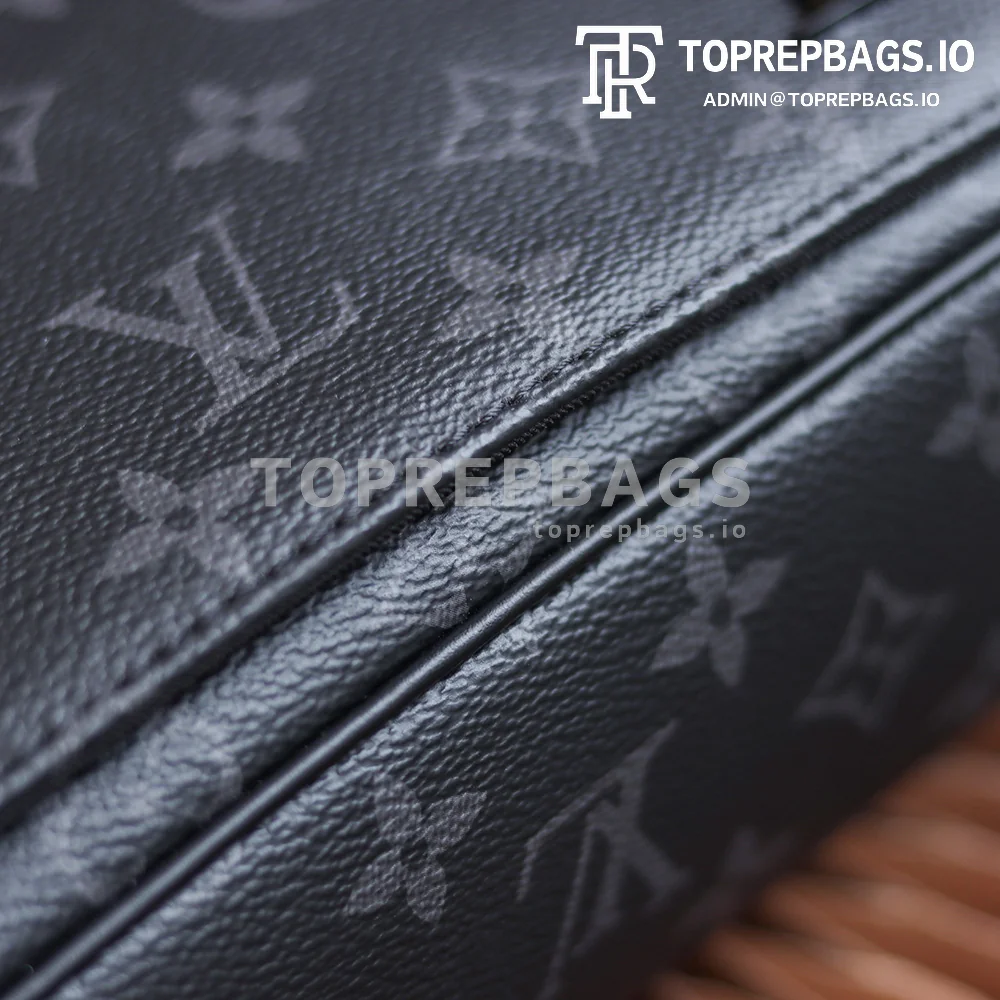 a1627890315101_3112 Louis Vuitton District PM Messenger in Black