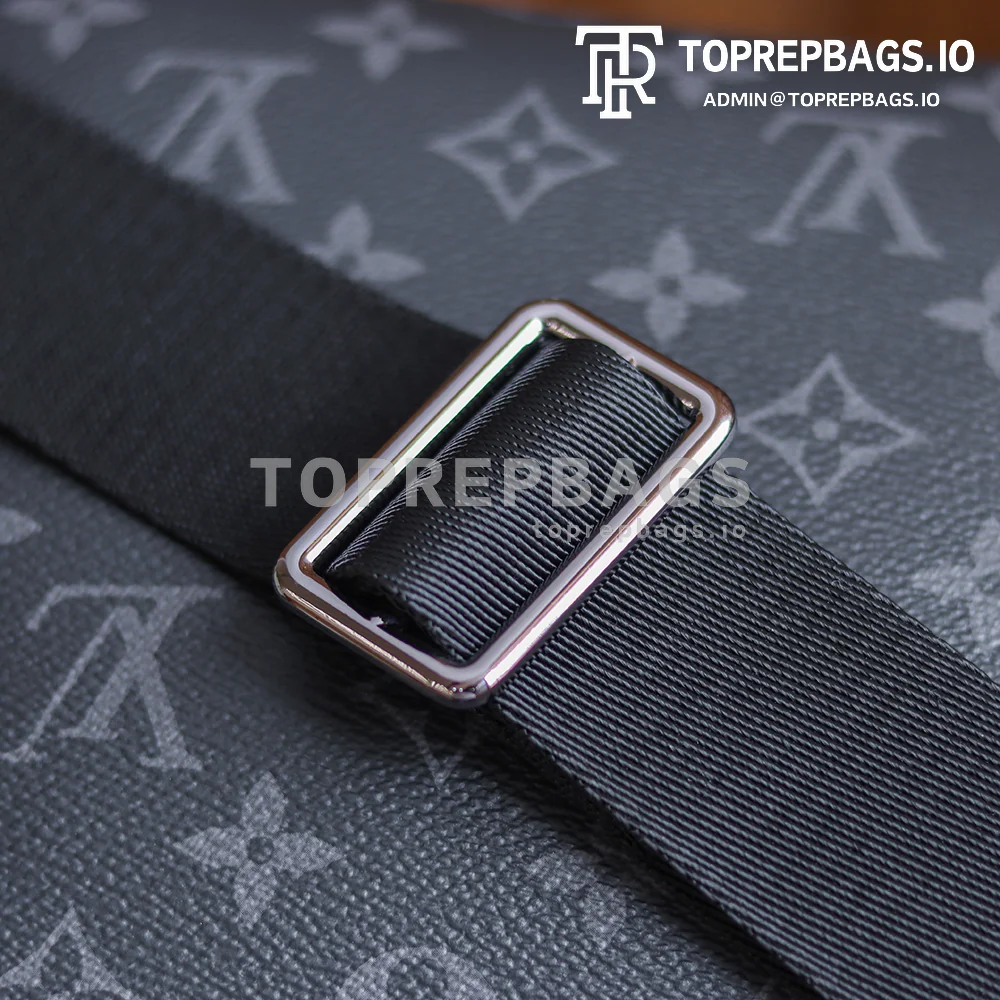 a1627890315104_8047 Louis Vuitton District PM Messenger in Black
