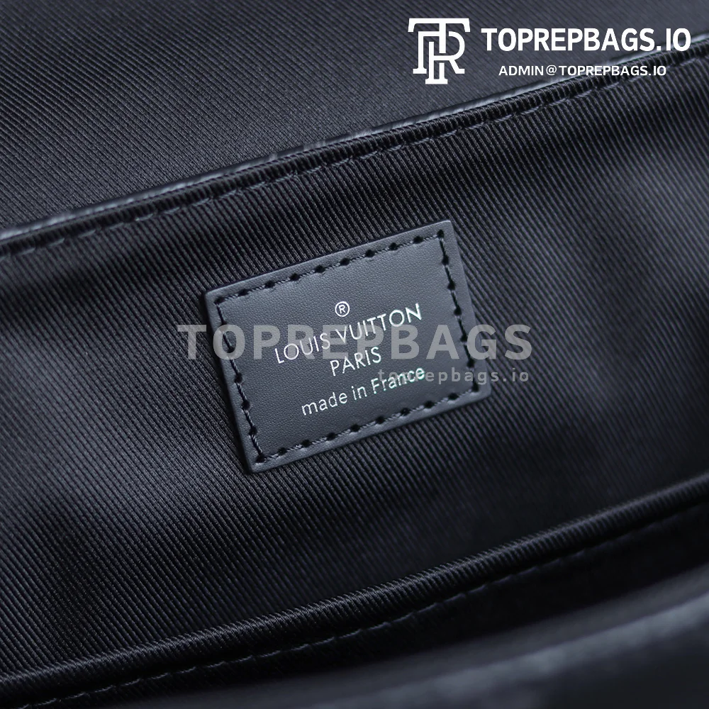 a1627890315106_0335 Louis Vuitton District PM Messenger in Black