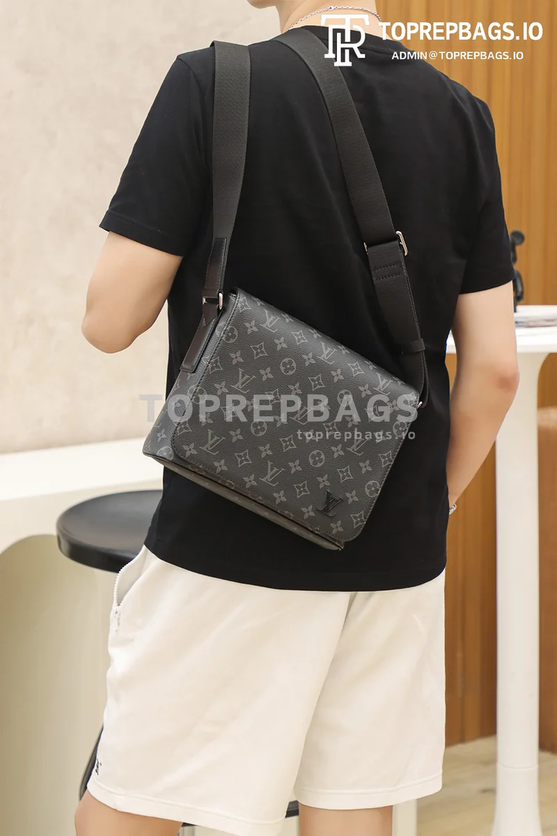 a1627890423281_7375 Louis Vuitton District PM Messenger in Black