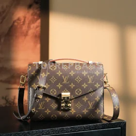 Louis Vuitton Pochette Metis Messenger in Brown