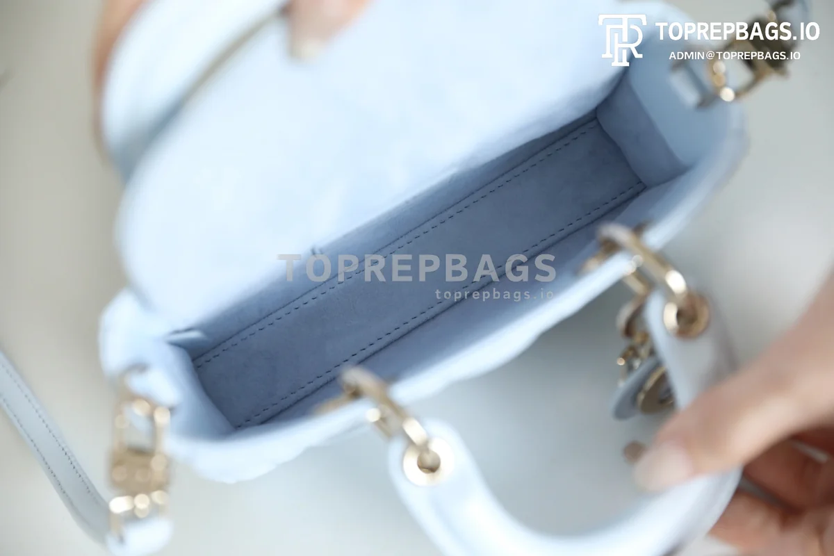 cmp_i1747369099472_5875_0_6 Dior D-Joy in Blue