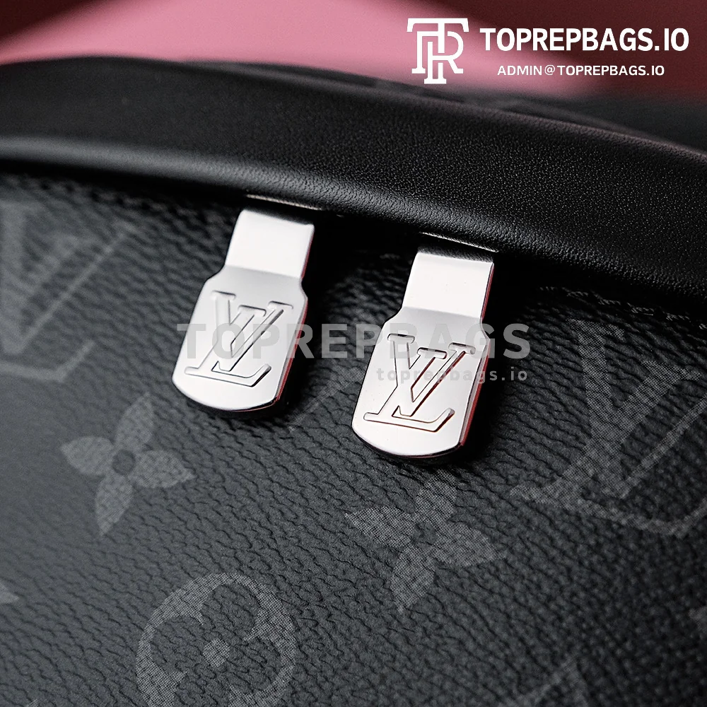 i1693820720_4258_2 Louis Vuitton Discovery Bumbag Small in Black