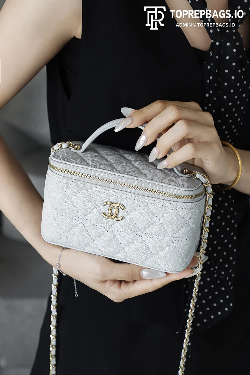 i1747295526290_1023_0_1 Chanel 25C Vanity Case in White