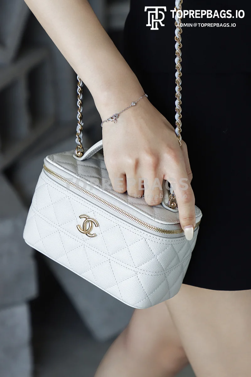 i1747295526300_1023_0_4 Chanel 25C Vanity Case in White