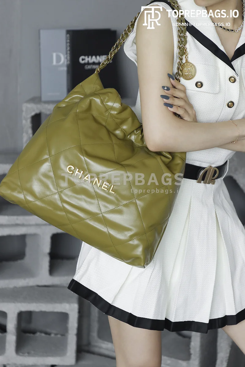i1752915094457_1256_0_2 Chanel 22 Bag Medium in Green