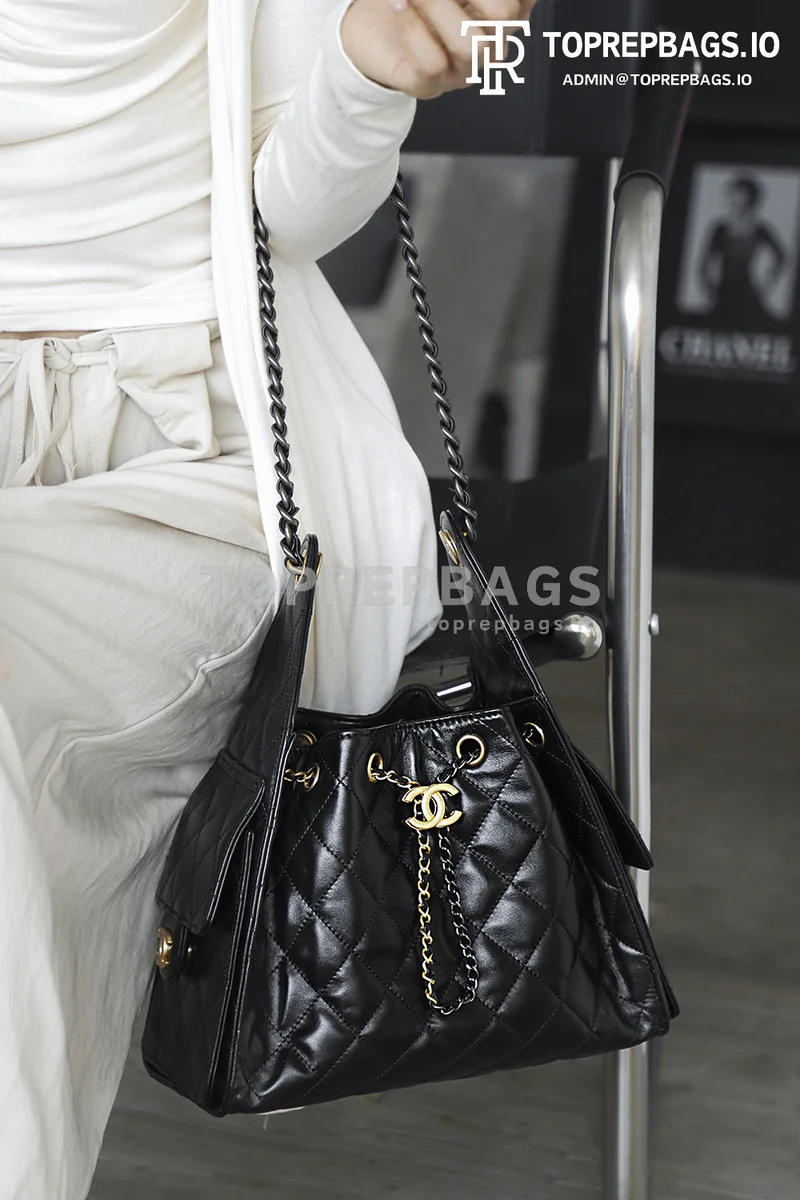 i1760590402322_7291_0_3 Chanel 25 Bag Bucket in Black