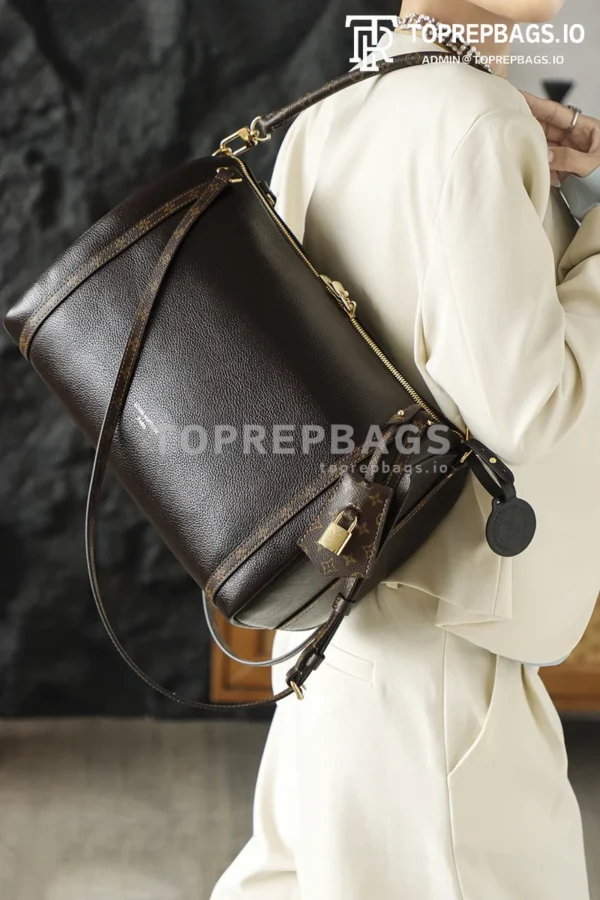 i1763460973976_2782_0_0 Louis Vuitton Express in Brown