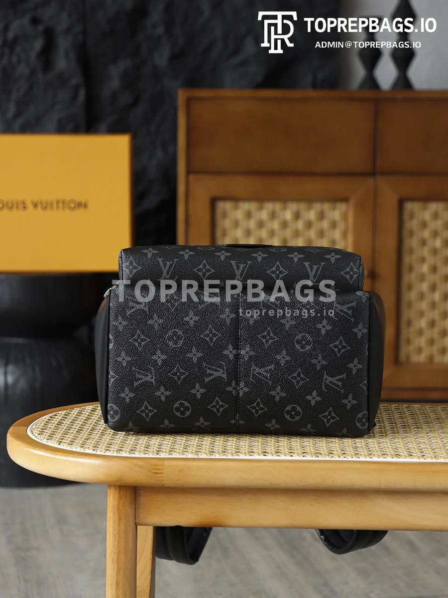 i1764060837583_3029_0_1 Louis Vuitton Discovery in Black