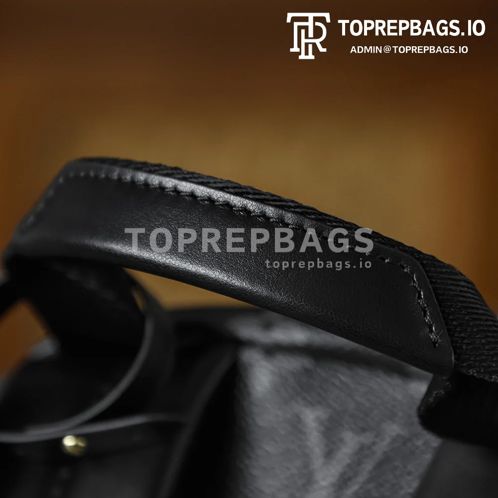 i1764060927437_2638_0_0 Louis Vuitton Discovery in Black