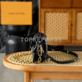 Louis Vuitton Pochette Metis in Black