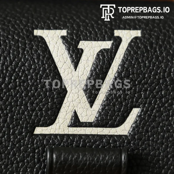 i1766220378071_3918_0_1 Louis Vuitton Pochette Metis in Black