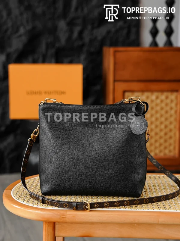 i1768885273974_8823_0_4 Louis Vuitton Multipass in Black