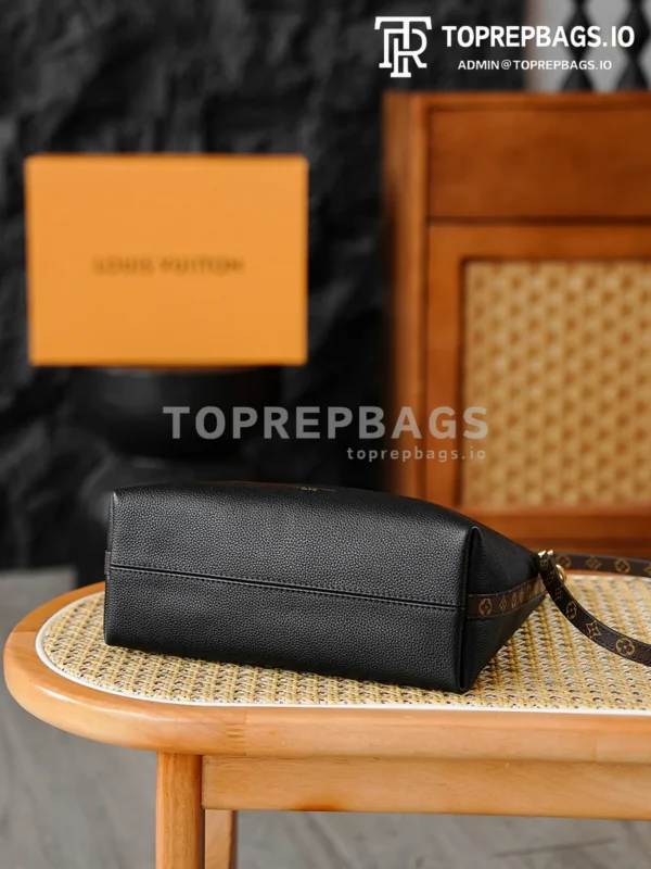 i1768885273976_455_0_6 Louis Vuitton Multipass in Black