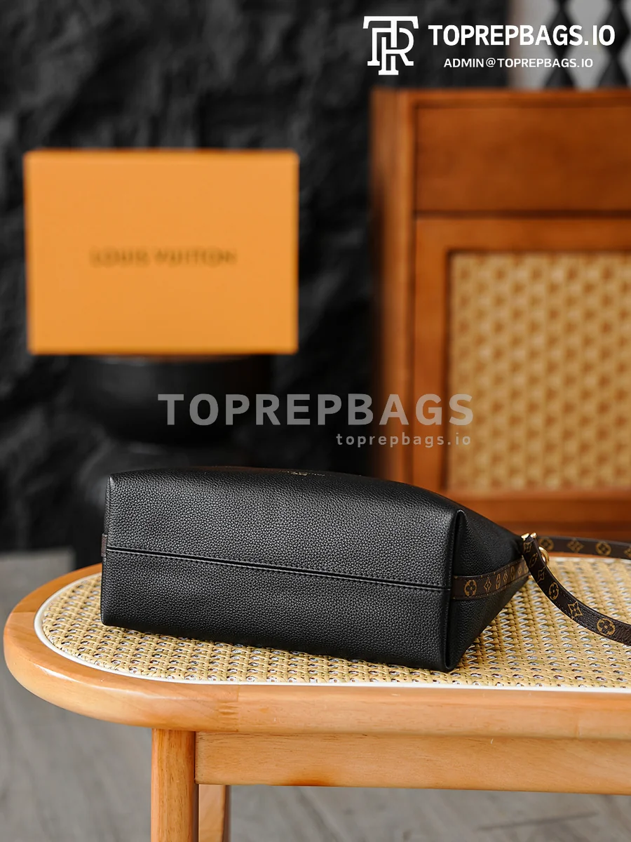 i1768885273976_455_0_6 Louis Vuitton Multipass in Black