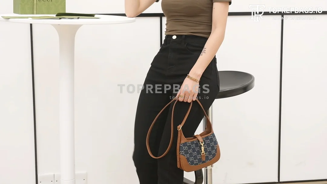 o1618989749_7162 Gucci Jackie 1961 Mini in Blue