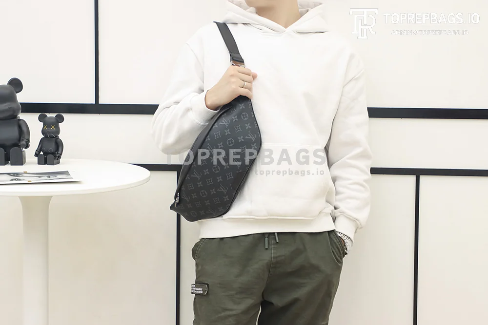 a1636703211812_3425 Louis Vuitton Discovery in Black