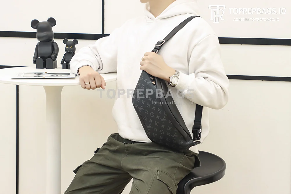 a1636703211813_0368 Louis Vuitton Discovery in Black