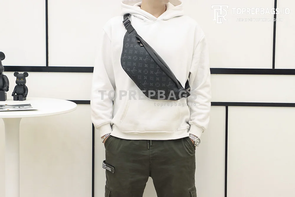 a1636703211814_6068 Louis Vuitton Discovery in Black