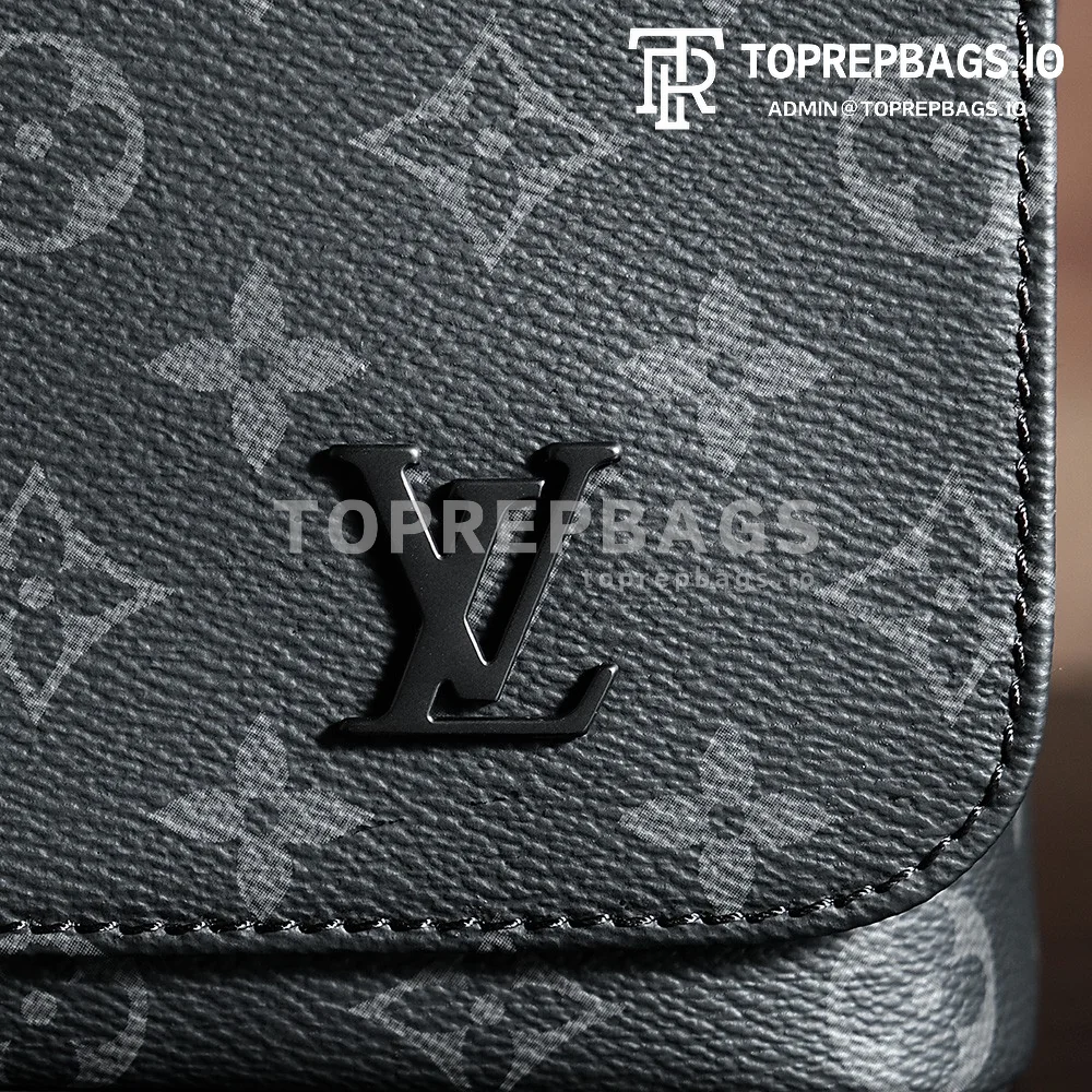 a1732614489544_6003 Louis Vuitton District Messenger in Black