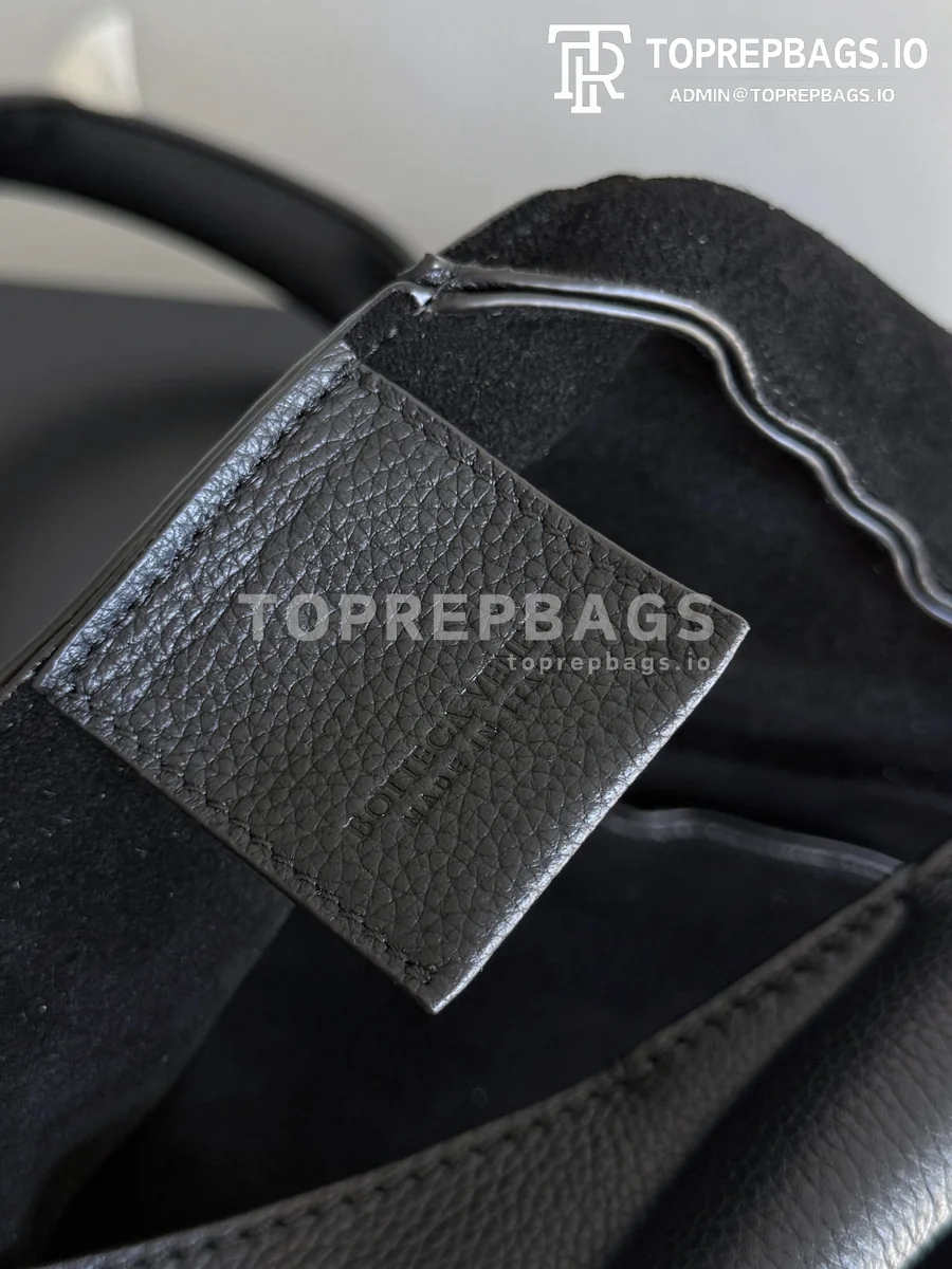 cmp_i1756718565263_6201_0_8 Bottega Veneta Campana in Grey