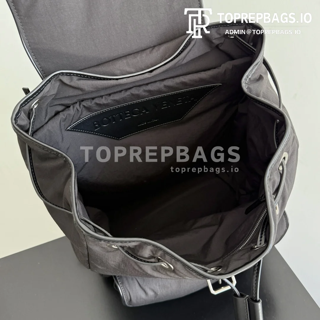 cmp_i1760871871132_1793_0_7 Bottega Veneta Crossroad in Black
