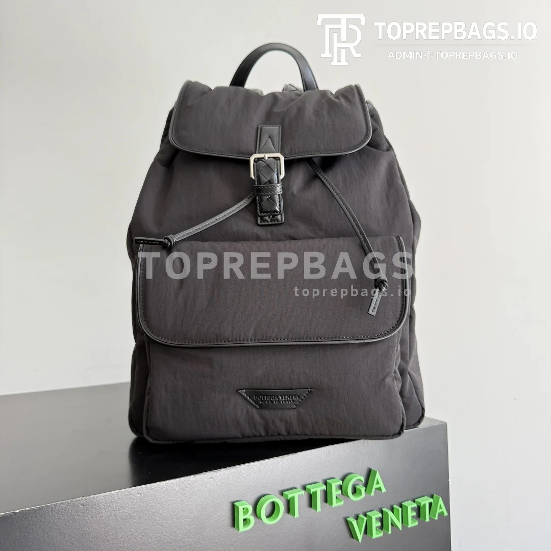 cmp_i1760871875946_9479_0_0 Bottega Veneta Crossroad in Black