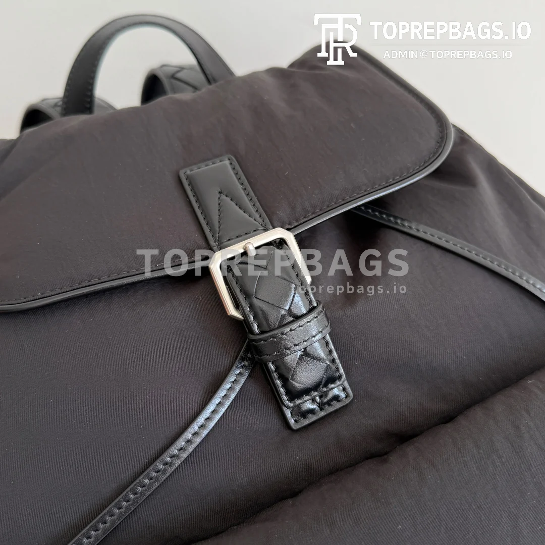 cmp_i1760871876153_7560_0_6 Bottega Veneta Crossroad in Black