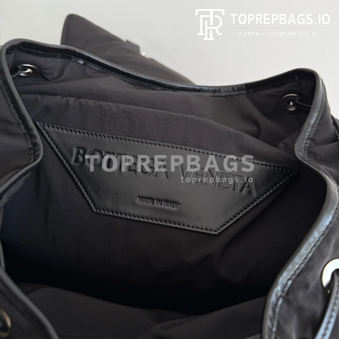 cmp_i1760871876215_3476_0_8 Bottega Veneta Crossroad in Black