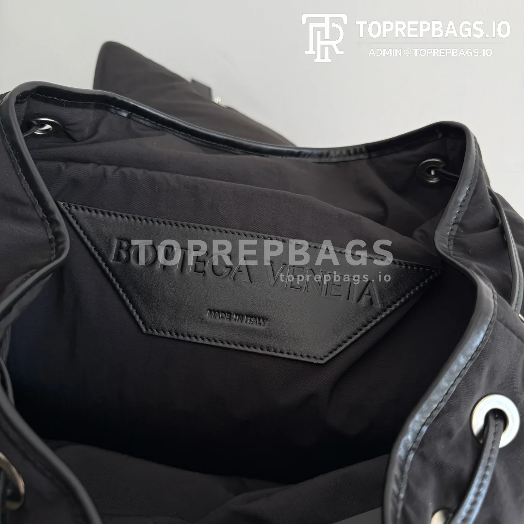 cmp_i1760871876227_2548_0_2 Bottega Veneta Crossroad in Black