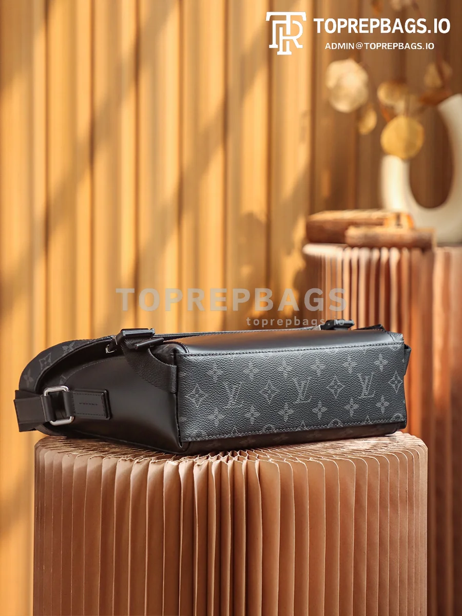 i1666342518_4810_3 Louis Vuitton Voyager Messenger in Black