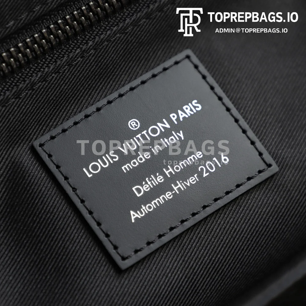 i1666346321_6607_4 Louis Vuitton Voyager Messenger in Black