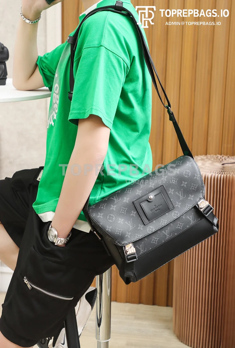 i1666347569_341_1 Louis Vuitton Voyager Messenger in Black