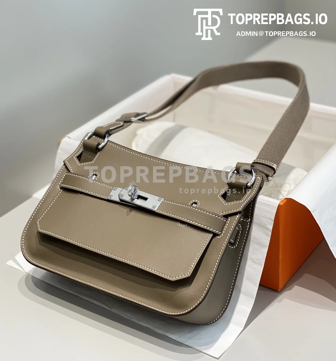 i1692949984_239_2 Hermes Jypsiere Mini in Taupe