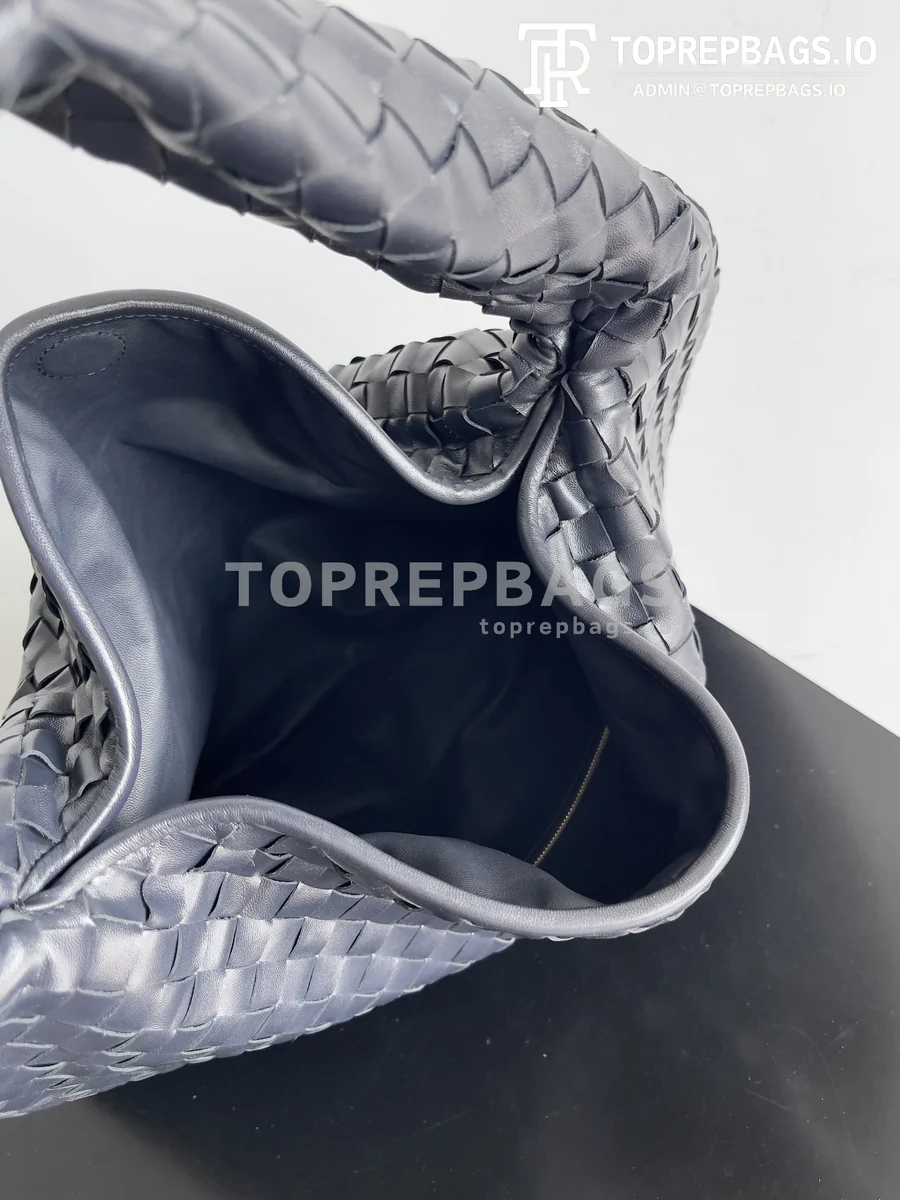 i1709901311_652_8 Bottega Veneta Hop Large in Blue