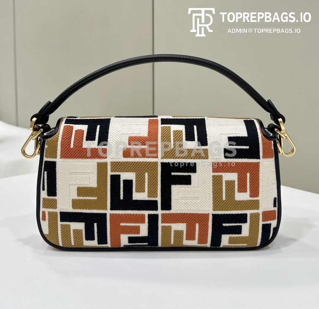 i1714034044_3265_2 Fendi Baguette in White