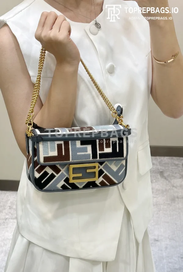 i1714296806_4269_1 Fendi Baguette Mini in Beige