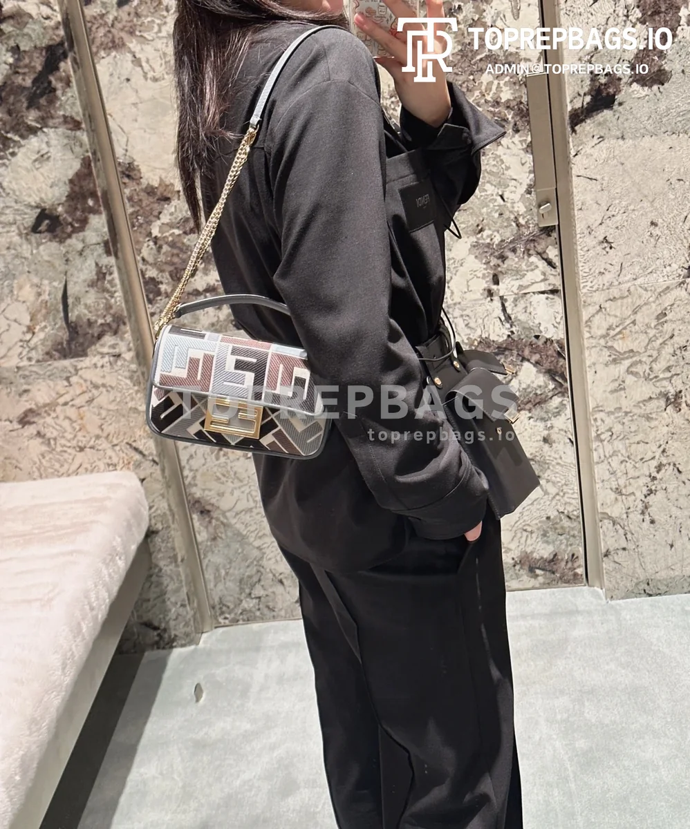 i1714297252_1145_8 Fendi Baguette Mini in Beige