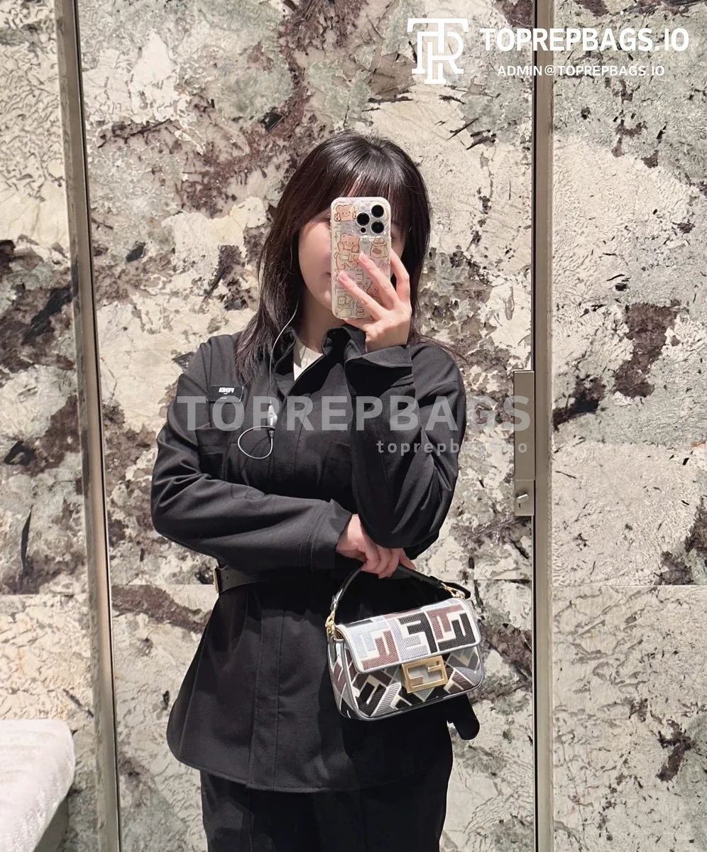 i1714297252_4857_6 Fendi Baguette Mini in Beige