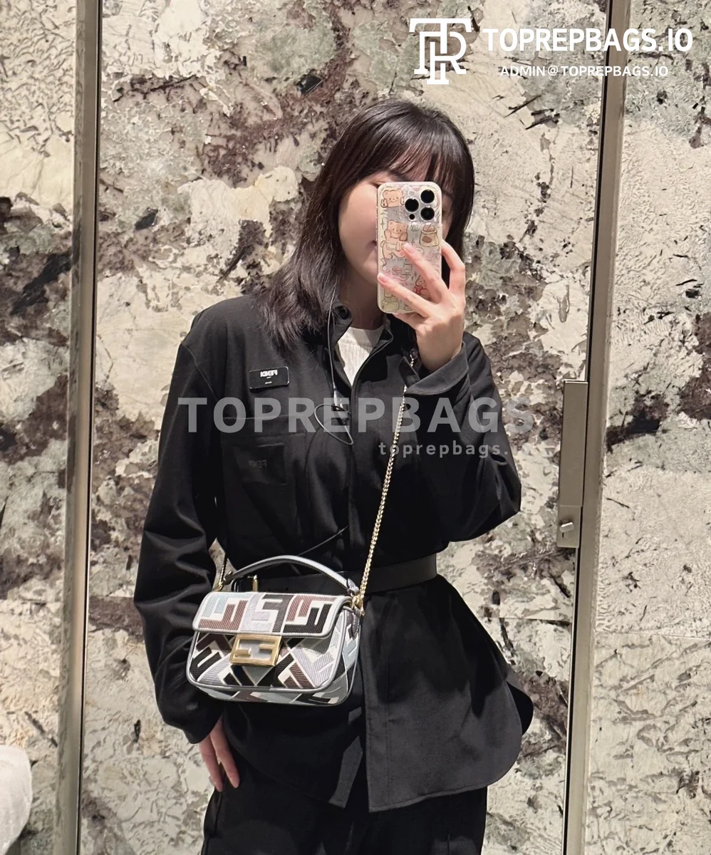 i1714297252_4885_5 Fendi Baguette Mini in Beige