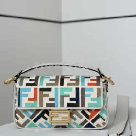 i1745126132_8061_0 Fendi Baguette in Beige
