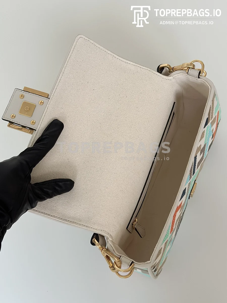 i1745126185_6720_0 Fendi Baguette in Beige