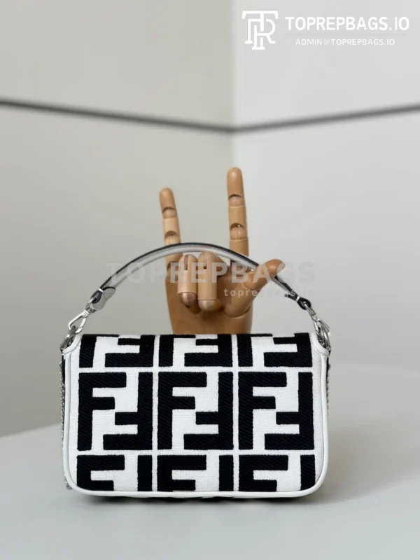 i1745644849274_8040_0_2 Fendi Baguette in White