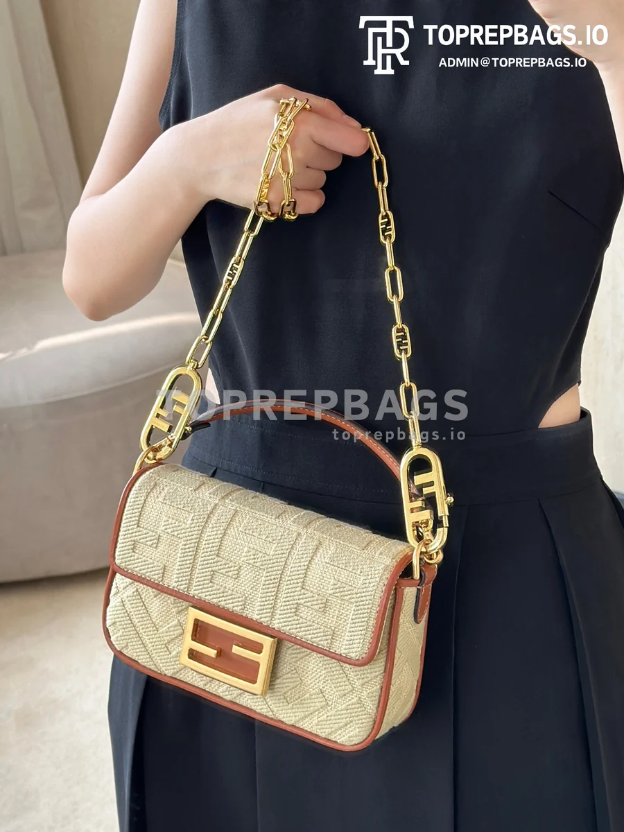 i1745645095171_8976_0_2 Fendi Baguette in Beige