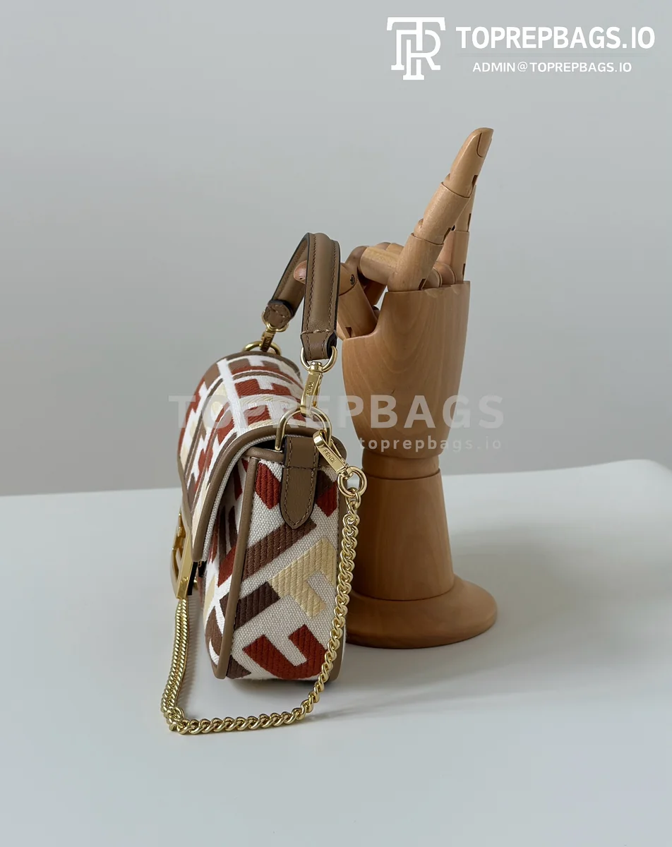 i1758536031_6000_2 Fendi Baguette in Beige
