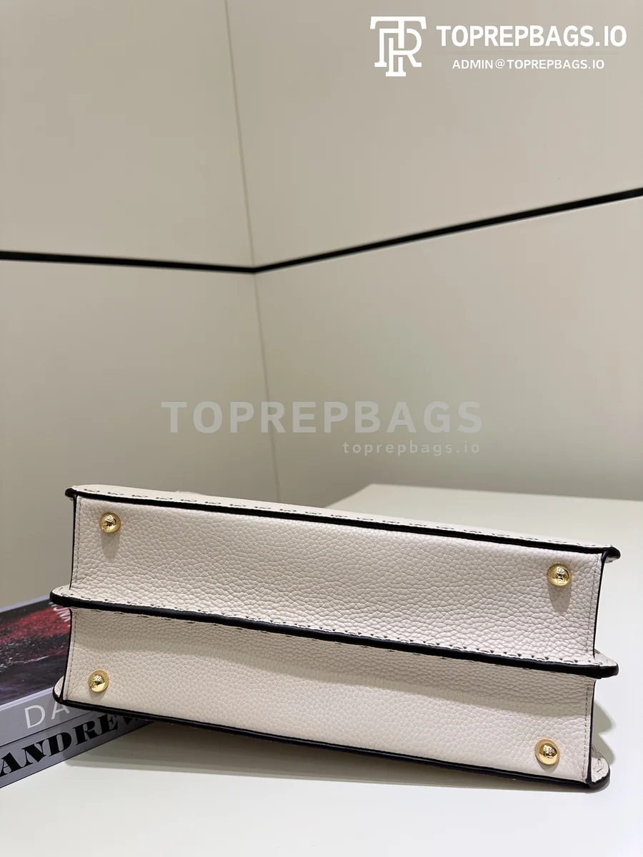 i1769935478431_1786_0_2 Fendi Peekaboo Medium in Beige