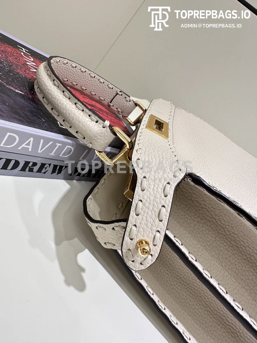 i1769935479756_1668_0_5 Fendi Peekaboo Medium in Beige